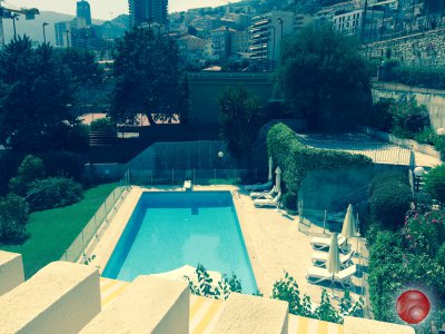 Сезонная аренда трехкомнатной квартиры в хорошей резиденции с бассейном около Монако